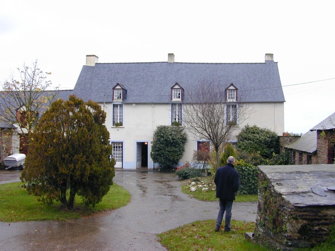 Façade antérieure sur cour : vue générale sud-ouest