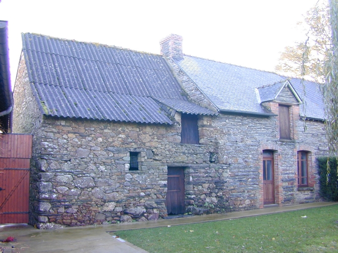 Maison à droite sur l'image : vue générale nord-ouest ; Edifice au premier plan sur l'image : vue générale ouest