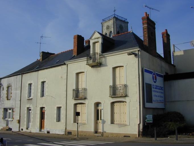 Alignement de trois maisons, 31, 33, 35, 37 place de Verdun (Pipriac) ; Maison, 37 place de Verdun (Pipriac)
