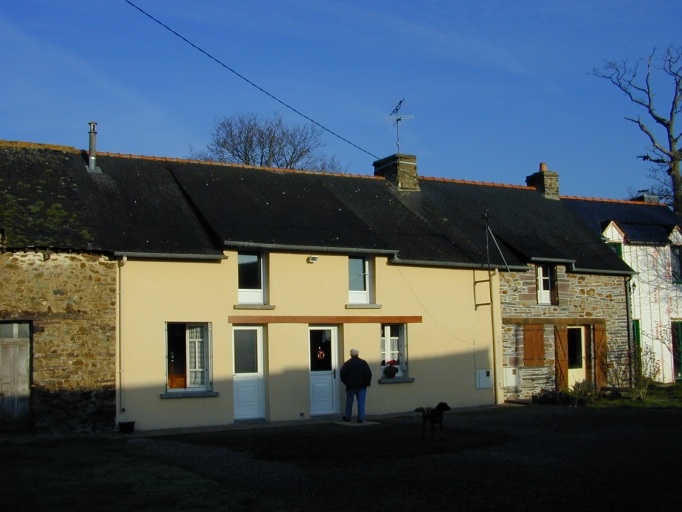 Maison à droite sur l'image : vue de situation sud-ouest ; Maison au centre de l'image, façade : vue générale sud-ouest