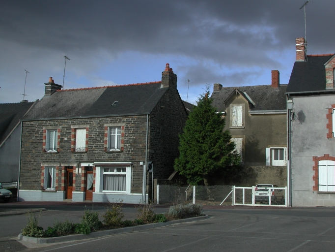 Vue de situation sud ; maison, en retrait,  à droite sur l'image ; Vue de situation sud ; maison à gauche sur l'image