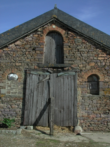 Dans le hameau, une étable datée 1846 ; Détail : étable datée 1846