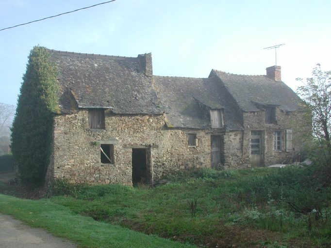 Vue de situation sud ; maison à gauche dans l'alignement ; Vue générale sud