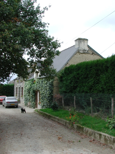 Vue de situation ; maison au 2e plan