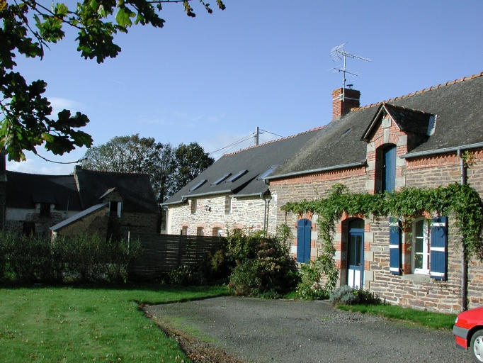 Vue de situation sud ; maison au premier plan