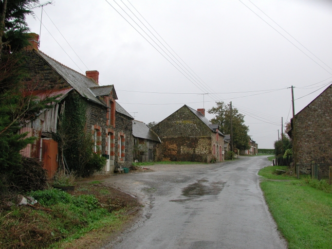 Vue de situation ; maison à gauche sur l'image ; Vue générale de l'ouest vers l'est ; Vue de situation ; maison au centre de l'image