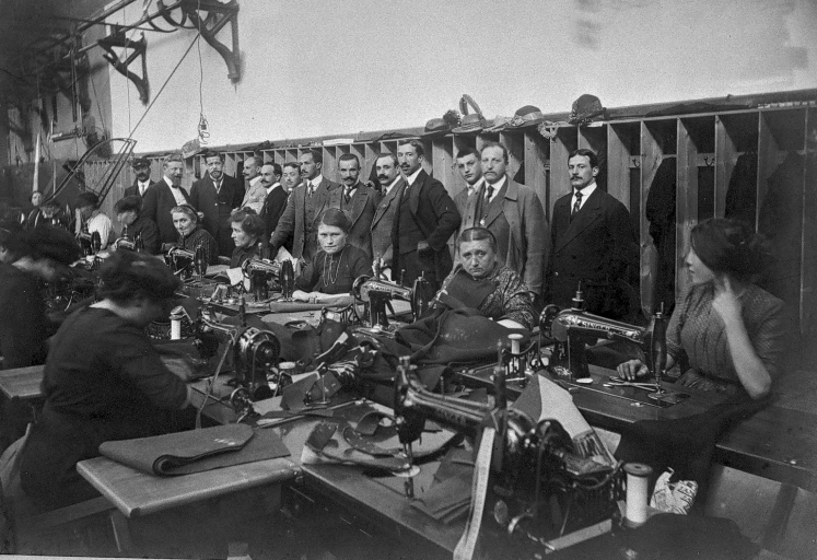 Usine d'équipement militaire Daisay : photographie réalisée en souvenir de la visite des officiers russes, le 28 mai 1914 (atelier de confection).