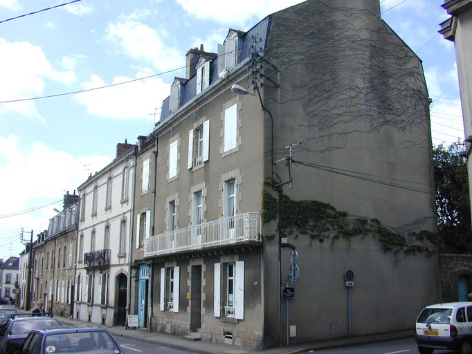 Vue générale côté ouest depuis la rue Du Guesclin. ; Vue générale. ; Vue de situation avec les n° 10 bis et 14