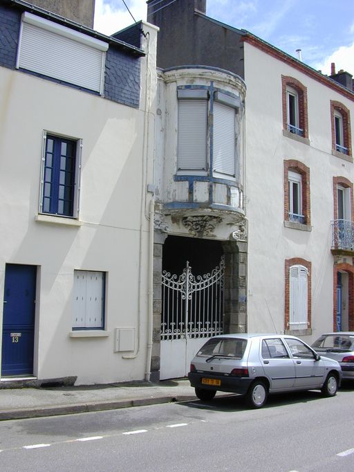 Vue générale du porche sur rue. ; N° 13, partie sud. ; 15 et 15bis rue Jeanne d'Arc,élévation sur rue.