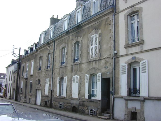 Vue d'ensemble avec le n°14. ; Vue générale. ; Côté ouest de la rue, près de la place Jean XXIII.