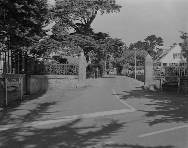 Entrée de l'ancienne propriété dite Lan-Kerellec ; Entrée de l'ancienne propriété dite Lan-Kerellec.