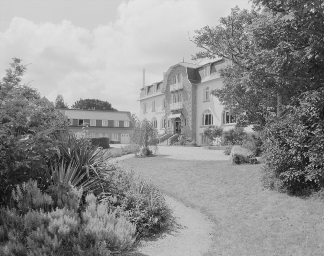Vue d'ensemble sur l'hôtel et les communs ; Vue d'ensemble sur l'hôtel et les communs.