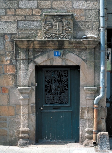 Maison : 11, rue Brémond d'Ars. Détail de la porte