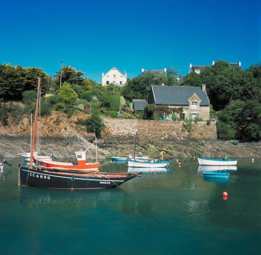 Rive ouest, maison et un ancien bâteau de pêche, le misainier RIGOLO