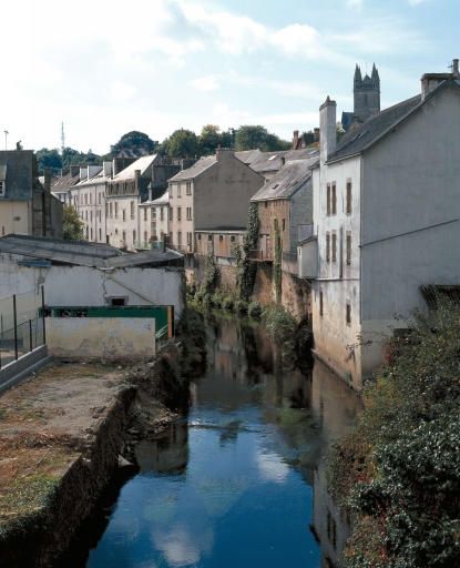 La rivière de l'Isole près de la rue de Quimper, vue vers le sud