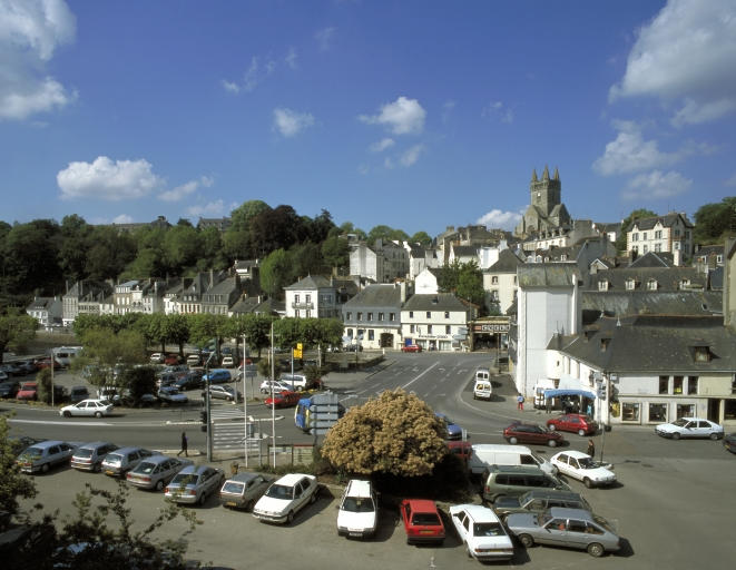 Place Charles de Gaulle, vue vers le pont de la ville et la haute ville