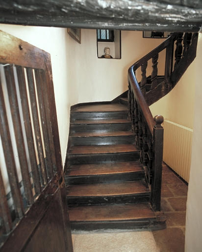 Rez-de-chaussée, départ de l'escalier