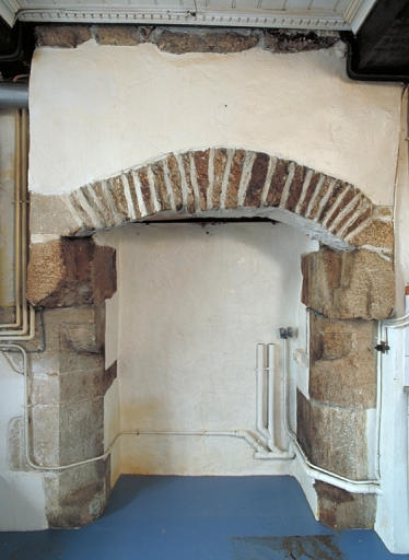 2e étage, pièce nord-ouest, cheminée
