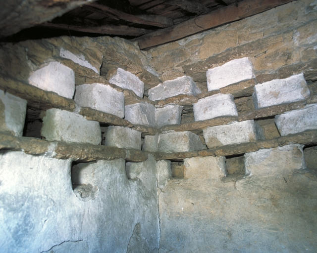 Partie supérieure de la cage d'escalier, boulins à pigeons