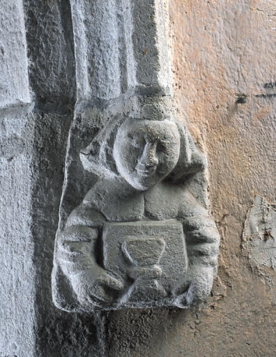 Chapelle, détail de la porte ouest donnant accès à l'ancienne salle de malades