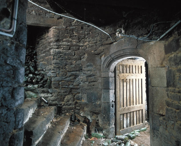 Sous-sol, angle sud-est, porte et départ de l'escalier en vis