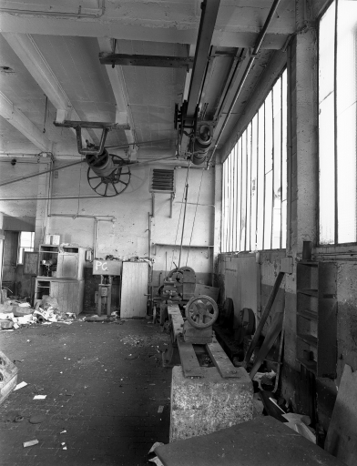 Vue générale de l'atelier de réparation : tour mécanique construit par A. Vernet, à Dijon.