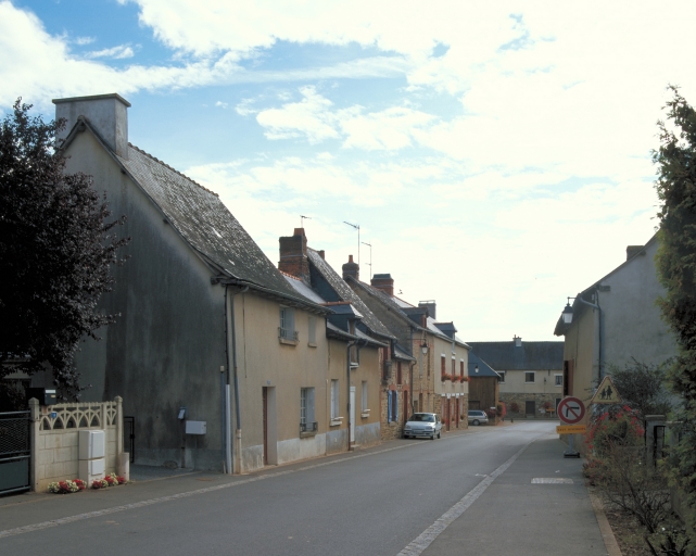 La rue de la Grange : vue partielle nord-ouest ; Village - La rue de la Grange : vue partielle nord-ouest