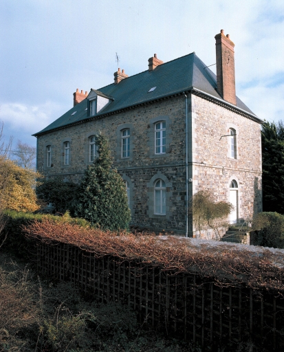 Avenue du Président F. Mitterrand : le presbytère construit par Jacques Mellet, 1856 ; Vue générale nord-ouest ; Avenue du Président F. Mitterrand : le presbytère construit par Jacques Mellet, 1856