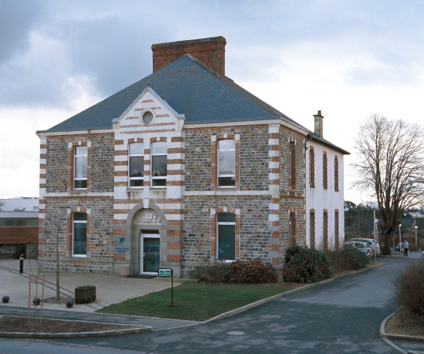 Vue générale nord ; L'ancienne école publique de filles, autour de 1900