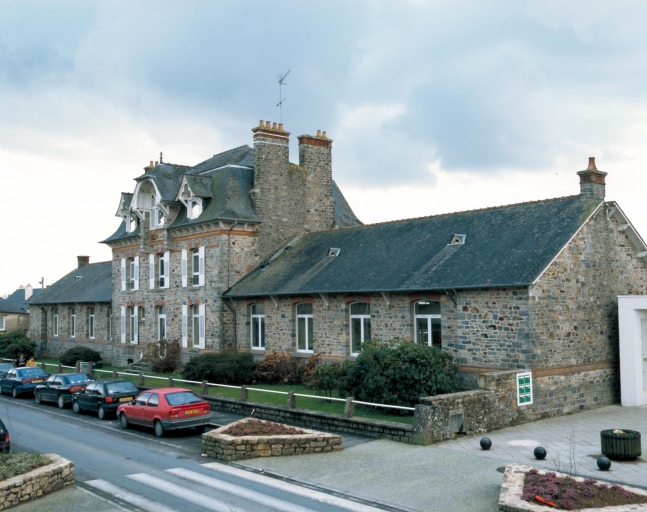 Vue générale nord ; L'ancienne école publique de garçons, 1er quart 20e siècle