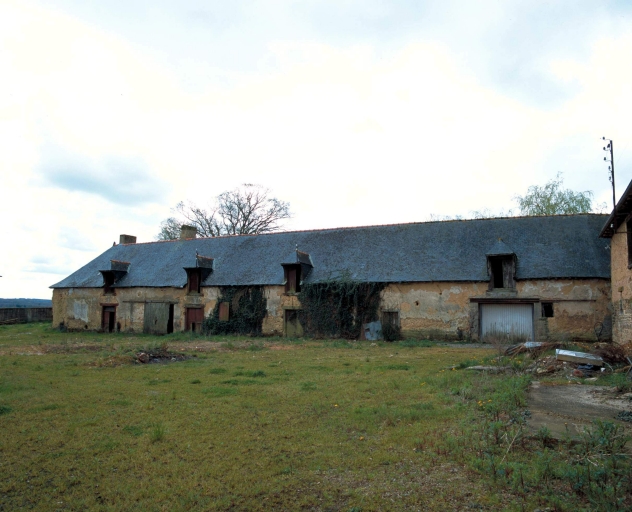 Vue générale de l'alignement de l'ancienne ferme ; la partie gauche était réservée à l'habitation ; Vue générale nord ; la partie gauche était réservée à l'habitation des fermiers