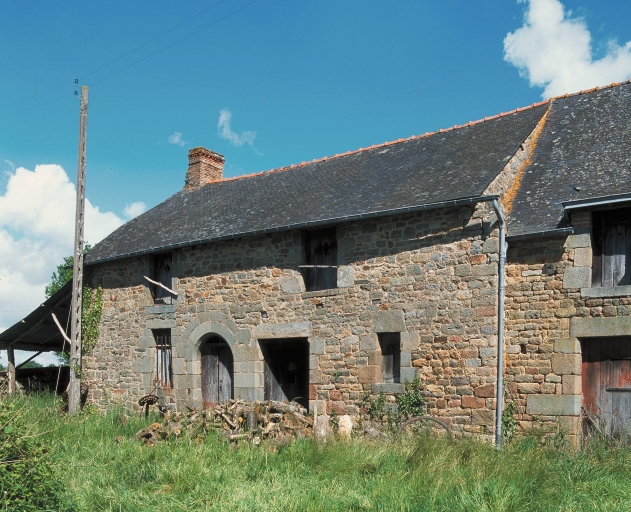 Le Bas chenillé, ferme : vue générale sud-est ; Vue générale sud-est ; Bas Chenillé, logis de ferme du XVIIe siècle : vue générale sud-est