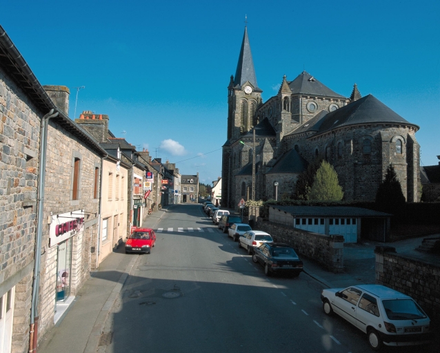 L'avenue du Président F. Mitterrand, anciennes rues de l'Église et des Acacias ; Vue sud depuis la rue des Écoles