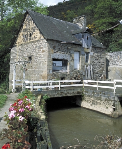 Le moulin et son bief d'amont, vue générale sud-ouest ; Le moulin de Guémorin