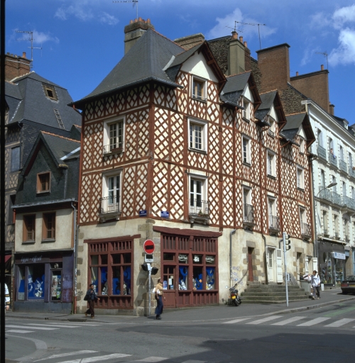 Vue générale sud-ouest. Imprimerie installée, à la fin du 19e siècle, dans un ancien immeuble. L'atelier et le magasin se situent au rez-de-chaussée.