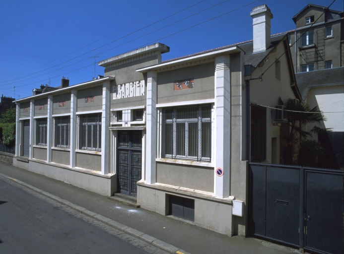 Vue générale sud de l'usine qui se cracatérise par une façade antérieure décorée de cinq plages de mosaïques signées Odorico.