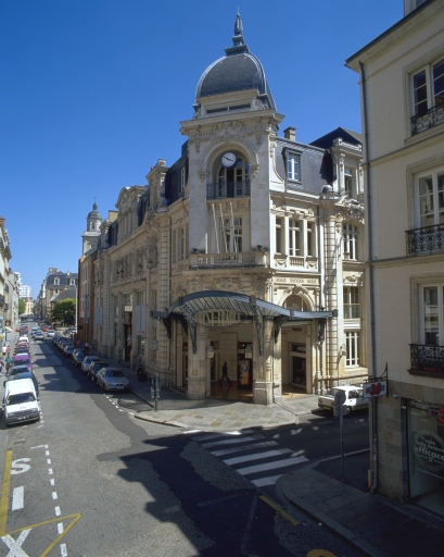 Pavillon d'angle : l'entrée du porche ornemental se distingue par une élégante marquise en fer forgé style Art Nouveau.