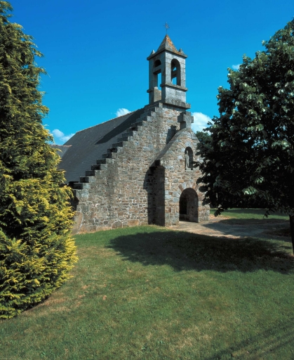 Le porche ouest ; La chapelle frairienne Saint-Marcellin