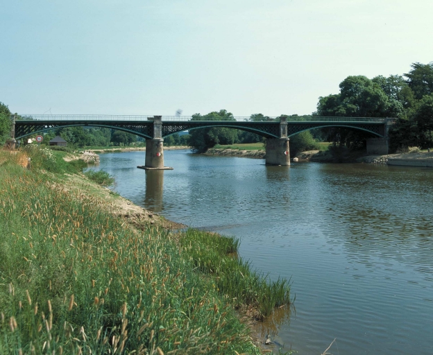 Vue générale sud-ouest ; Pont de Port-de-Roche construit en 1868