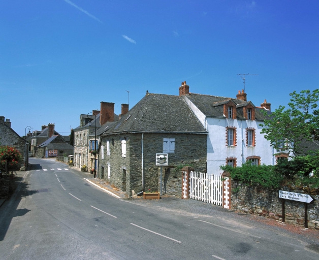 Vue de situation ; Vue de situation sud est ; ouvrage au centre de l'image ; Grande Rue ; vue vers l'Ouest