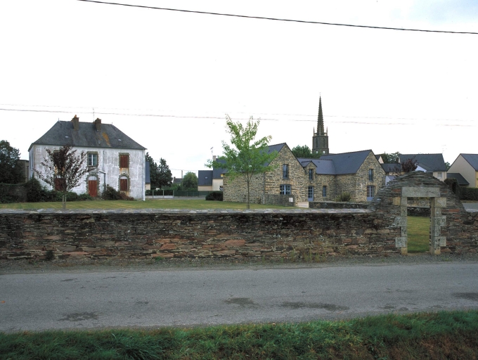 Vue générale sud-ouest ; L'ancien presbytère