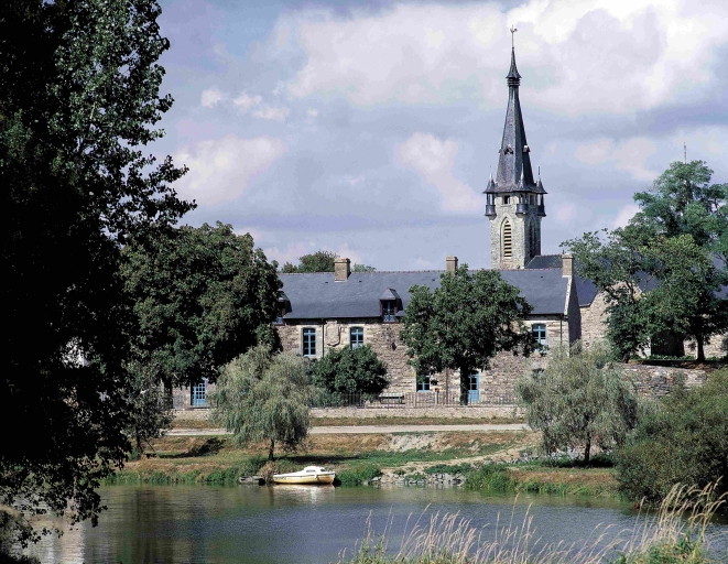 Vue de situation depuis la rive gauche de la Vilaine ; 'l'Abbaye' depuis la rive gauche de la Vilaine