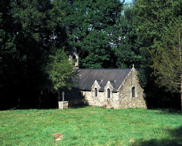Vue générale sud-est ; La chapelle frairienne Saint-Méen
