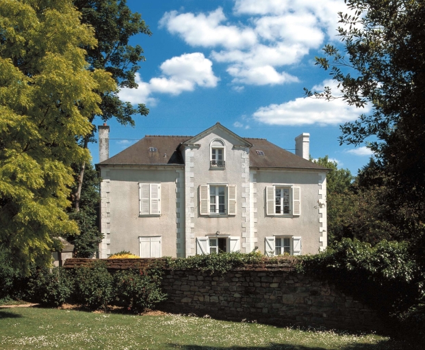 Vue générale : façade sur cour ; Presbytère : façade principale ; Presbytère