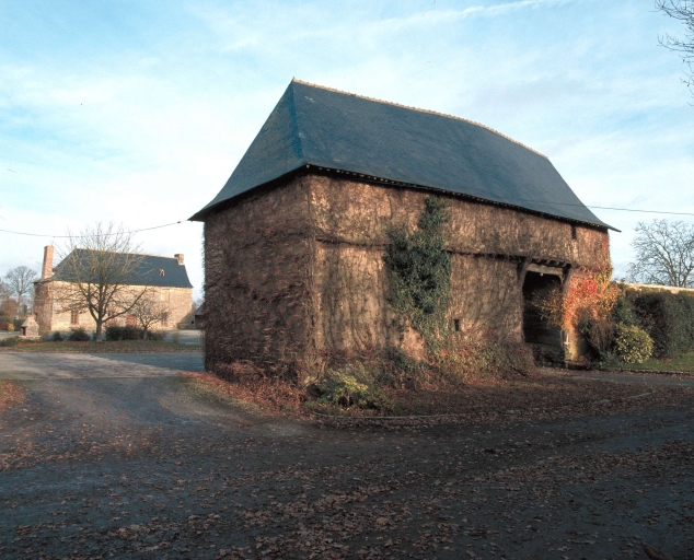 Vue générale de l'ouvrage d'entrée et du corps de logis en fond de cour ; Le manoir du Haut Plessix