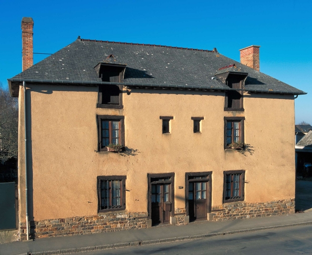 Vue générale ; Le bourg, 13 rue des Carlets, maison double