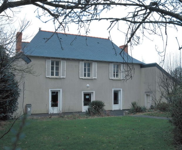 Le bourg, l'ancien presbytère daté de 1775 ; L'ancien presbytère daté de 1775 ; Façade arrière ; L'ancien presbytère transformé en bibliothèque municipale