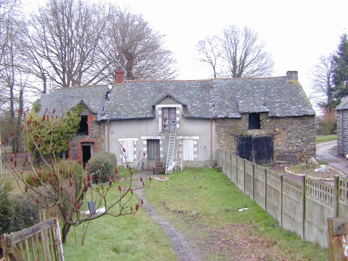 Maison à gauche, en bout d'alignement : vue de situation sud ; Maison au centre de l'alignement : vue de situation sud ; Elévation antérieure : vue générale sud