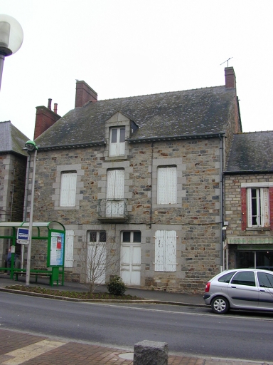 Vue générale sud ; 12 rue de Fougères : maison, 1er quart 20e siècle