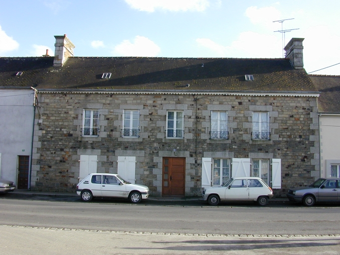 Vue générale : façade nord ; Rue de Rennes : l'ancienne gendarmerie